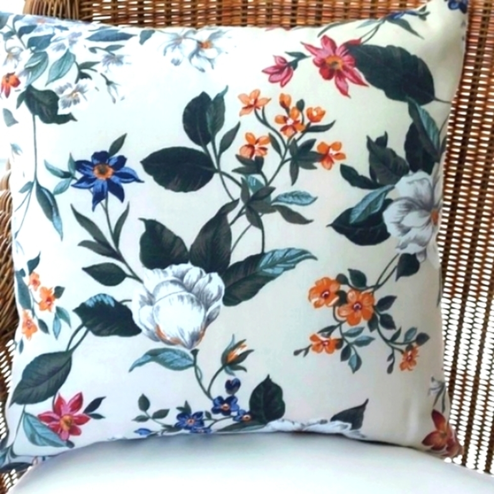 OUTDOOR PILLOW Zip Opening Beautiful Flowers on Off-White Backgr…